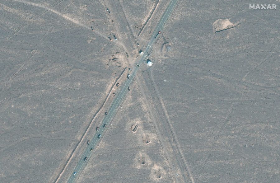  صورة التقطتها الأقمار الاصطناعية تُظهر حواجز جديدة للمركبات والشاحنات على الطريق على بعد 1.1 كيلومتر من منشأة فوردو النووية بالقرب من مدينة قم الإيرانية في 20 يونيو/حزيران 2025. ماكسار تكنولوجيز عبر رويترز