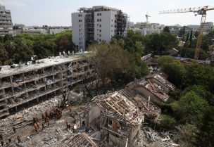 موظفو الطوارئ يعملون في أحد مواقع سقوط الصواريخ في أعقاب هجوم صاروخي من إيران على إسرائيل، في تل أبيب، إسرائيل، 22 يونيو/حزيران 2025. رويترز
