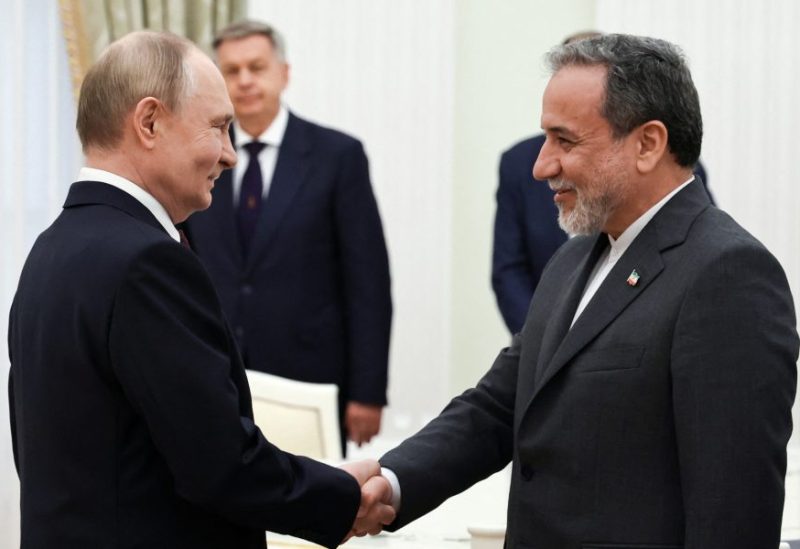 الرئيس الروسي فلاديمير بوتين يصافح وزير الخارجية الإيراني عباس عراقجي خلال اجتماع في الكرملين في موسكو، روسيا، 23 يونيو 2025.