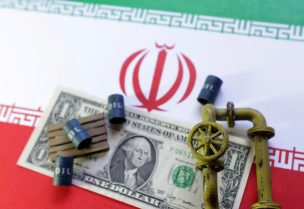 العلم الإيراني وورقة نقدية بالدولار الأمريكي وصور مصغرة لأنابيب وبراميل النفط. رويترز