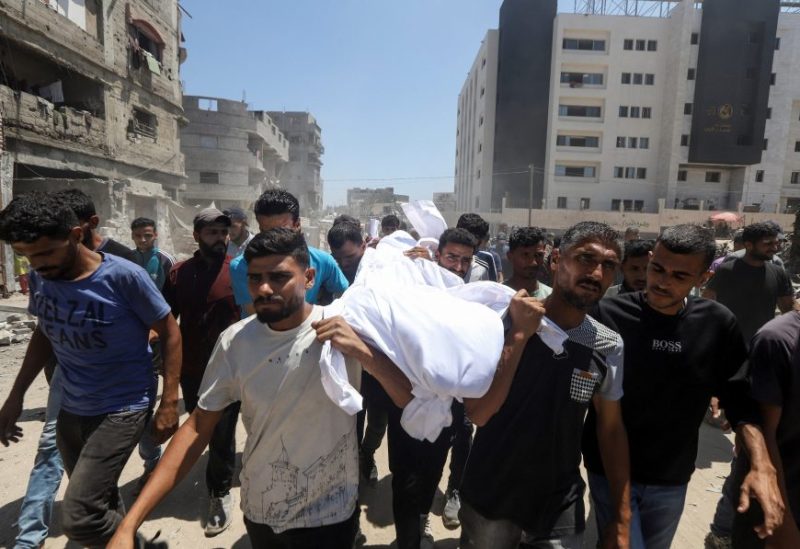 مشيعون يحملون جثامين فلسطينيين استشهدوا في غارة جوية إسرائيلية في مدينة غزة، 25 يونيو/حزيران 2025. رويترز