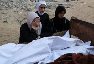 فلسطينيون استشهدوا في غارة جوية إسرائيلية على منزل في قطاع غزة، 26 يونيو/حزيران 2025. رويترز