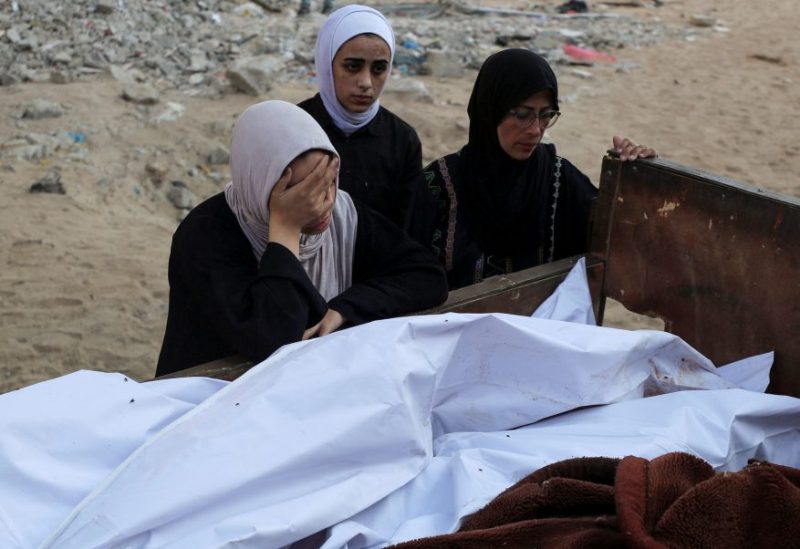 فلسطينيون استشهدوا في غارة جوية إسرائيلية على منزل في قطاع غزة، 26 يونيو/حزيران 2025. رويترز