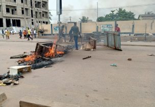 أشخاص يتظاهرون ضد زعيم توغو، فوري غناسينغبي، في لومي، عاصمة توغو. رويترز