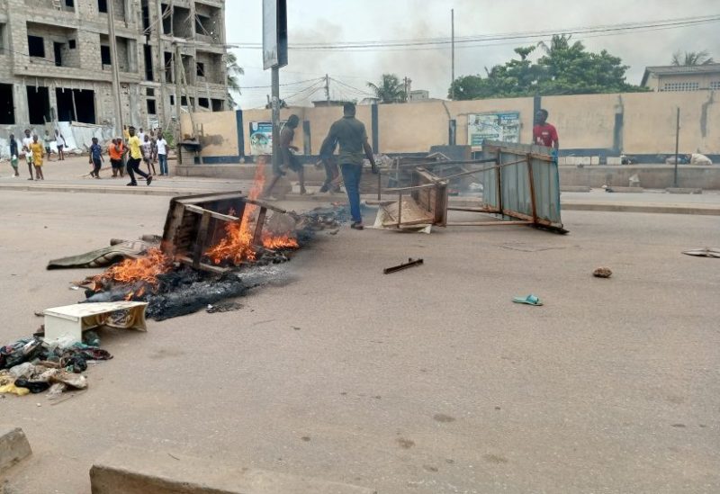 أشخاص يتظاهرون ضد زعيم توغو، فوري غناسينغبي، في لومي، عاصمة توغو. رويترز