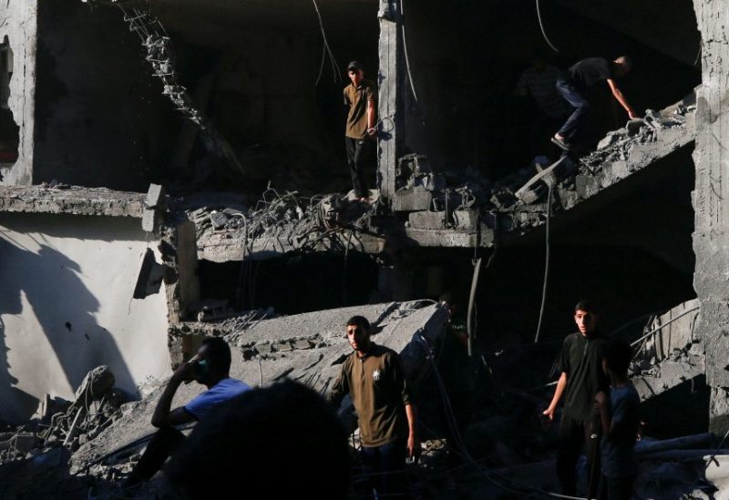 فلسطينيون يتفقدون موقع غارة جوية إسرائيلية على منزل في مدينة غزة، 27 يونيو/حزيران 2025. رويترز
