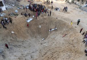 فلسطينيون يتجمعون في موقع مخيم خيام استهدفته غارة جوية إسرائيلية يوم الجمعة، في مدينة غزة، 28 يونيو/حزيران 2025. رويترز