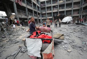 فلسطينيون يتفقدون الأضرار التي لحقت بمدرسة تابعة للأونروا تأوي نازحين تعرضت لغارة جوية إسرائيلية يوم الأحد في مدينة غزة، 30 يونيو/حزيران 2025. رويترز