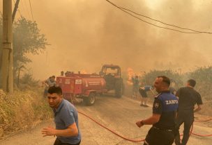 رجال الإطفاء والسكان المحليين يستجيبون لحريق غابات في منطقة مندريس في مدينة إزمير المطلة على بحر إيجة. رويترز