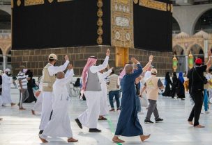 حجاج بيت الله الحرام يؤدون طواف الوداع