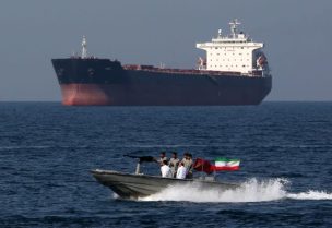 البحرية الايرانية تراقب سفينة في مضيق هرمز