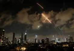 اعتراض الصواريخ الإيرانية في سماء تل أبيب 18 يونيو 2025 - رويترز