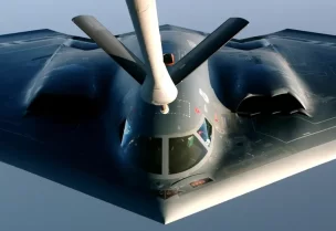 القاذفة الأميركية B-2 Spirit التي تحمل قنابل خارقة للتحصينات (رويترز)