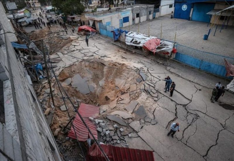 فلسطينيون يتفقدون الأضرار التي لحقت بالمستشفى الأوروبي الذي تضرر جزئياً بعد الغارات الجوية الإسرائيلية، وفقاً لوزارة الصحة في غزة، في خان يونس جنوب قطاع غزة، 13 مايو/أيار 2025. رويترز