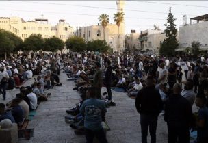 فلسطينيو الضفة يؤدون صلاة العيد وسط عدوان إسرائيلي متواصل
