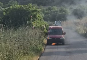استهداف مسيرة اسرائيلية لسيارة من نوع رابيد على طريق عيتا الشعب - دبل