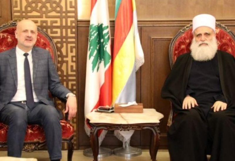 شيخ العقل لطائفة الموحدين الدروز الشيخ الدكتور سامي أبي المنى في دار الطائفة في بيروت خلال لقلئه مع وزير الداخلية والبلديات السابق بسام المولوي