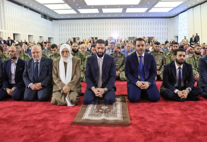 الرئيس السوري أحمد الشرع يؤدي صلاة عيد الأضحى المبارك في قصر الشعب بالعاصمة دمشق، بمشاركة وزراء الحكومة، وحضور شعبي واسع
