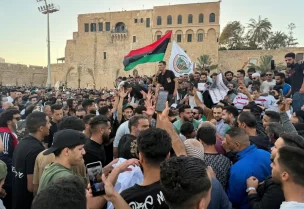 متظاهرون يطالبون بإسقاط حكومة الوحدة الوطنية في ليبيا برئاسة عبد الحميد الدبيبة، في ساحة الشهداء بالعاصمة طرابلس - رويترز 16 مايو 2025