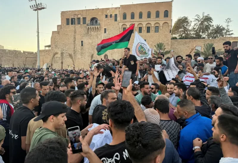 متظاهرون يطالبون بإسقاط حكومة الوحدة الوطنية في ليبيا برئاسة عبد الحميد الدبيبة، في ساحة الشهداء بالعاصمة طرابلس - رويترز 16 مايو 2025