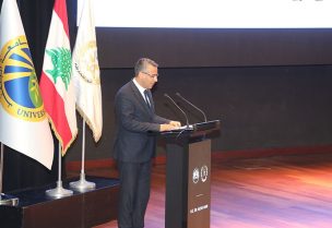 وزير الزراعة نزار هاني ممثلا رئيس الجمهورية في مؤتمر "إدارة الأزمات في القطاع الصحي"