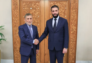 الرئيس الشرع (يمين) خلال استقباله المبعوث العراقي عزت الشابندر (سانا)