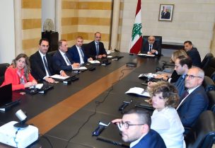 رئيس مجلس الوزراء، نواف سلام، يعقد اجتماعاً في السراي بحضور وزير الأشغال العامة والنقل فايز رسامني مع الاستشاريين من شركة دار الهندسة (شاعر ومشاركوه) برئاسة مديرها في لبنان المهندس مروان قبرصلي