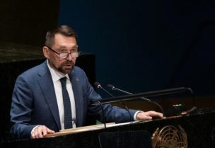 وزير الثقافة الأوكراني ميكولا توتشيتسكي يلقي كلمة أمام الجمعية العامة للأمم المتحدة خلال مؤتمر في مدينة نيويورك الأمريكية بصورة من أرشيف رويترز