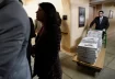 موظف يدخل عدد كبير من علب البيتزا إلى مبنى الكابيتول في 2023 (نقلاً عن وكالة "أ.ب.")