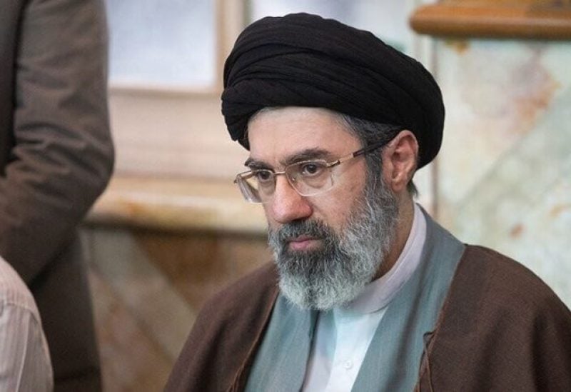 بعد أن كان حارساً لوالده لسنين.. هل سيرث مجتبى خامنئي عرش ولاية الفقيه؟