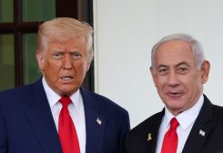 الرئيس الأمريكي دونالد ترامب خلال استقباله لرئيس الوزراء الإسرائيلي بنيامين نتنياهو عند مدخل البيت الأبيض في واشنطن العاصمة، الولايات المتحدة، 7 أبريل/نيسان 2025. رويترز