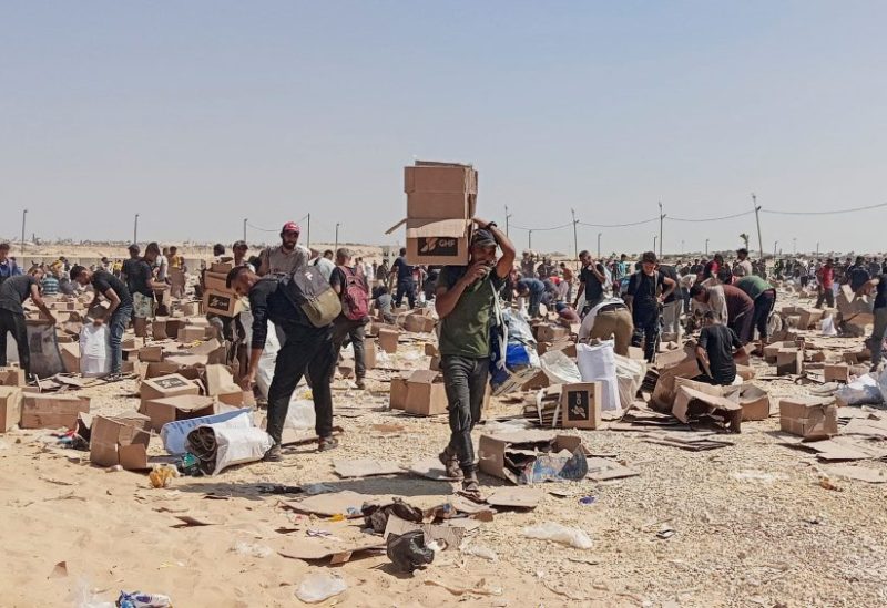 فلسطينيون يجمعون ما تبقى من إمدادات الإغاثة من مركز التوزيع التابع لمؤسسة غزة الإنسانية المدعومة من الولايات المتحدة في رفح، جنوب قطاع غزة، 5 يونيو/حزيران 2025. رويترز