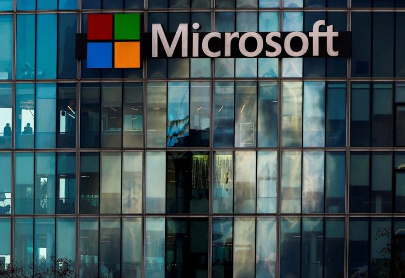 شعار مايكروسوفت على مكاتب مايكروسوفت في Issy-les-Moulineaux بالقرب من باريس، فرنسا، 9 يناير 2025. رويترز