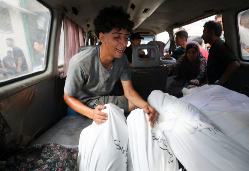 مشيع بجوار جثث فلسطينيين استشهدوا في غارة إسرائيلية في الصباح الباكر في مدينة غزة، 19 يوليو/تموز 2025. رويترز
