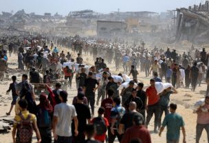 فلسطينيون يتجمعون وهم يحملون إمدادات الإغاثة التي دخلت غزة عبر إسرائيل، وسط أزمة الجوع، في بيت لاهيا شمال قطاع غزة في 20 يوليو/تموز 2025. رويترز
