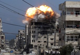 الدخان وألسنة اللهب تتصاعد من مبنى سكني استهدفته غارة إسرائيلية في مدينة غزة في 21 يوليو/تموز 2025. رويترز