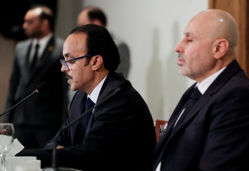 القاضي جمعة العنزي، رئيس اللجنة السورية للتحقيق في أعمال العنف في الساحل السوري في مارس/آذار 2025، والمتحدث باسم اللجنة ياسر فرحان في مؤتمر صحفي للإعلان عن النتائج والتوصيات الرئيسية للجنة، سوريا، 22 يوليو/تموز 2025. رويترز
