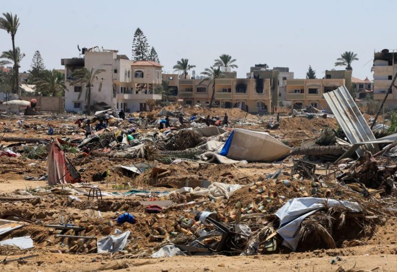 فلسطينيون نازحون يتفقدون الملاجئ التي تضررت خلال عملية عسكرية إسرائيلية في دير البلح وسط قطاع غزة، 22 يوليو/تموز 2025. رويترز