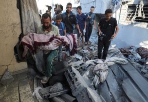 رجل فلسطيني يحمل جثة طفل استشهد في غارة جوية إسرائيلية على منزل في مدينة غزة، في 23 يوليو 2025. رويترز