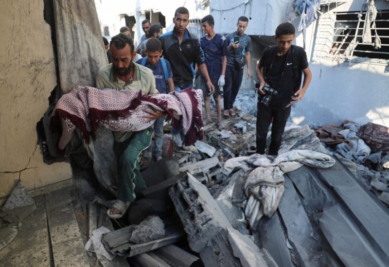 رجل فلسطيني يحمل جثة طفل استشهد في غارة جوية إسرائيلية على منزل في مدينة غزة، في 23 يوليو 2025. رويترز
