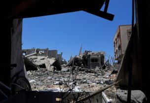 أضرار لحقت بالمنازل التي دمرت خلال عملية عسكرية إسرائيلية في دير البلح، وسط قطاع غزة، 23 يوليو 2025. رويترز