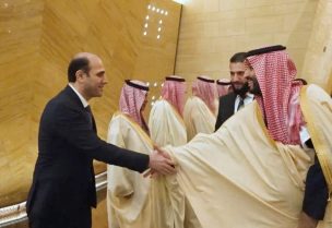 ولي العهد السعودي الأمير محمد بن سلمان يصافح حازم الشرع، شقيق الرئيس السوري أحمد الشرع، في الرياض، المملكة العربية السعودية، 2 فبراير 2025. رويترز