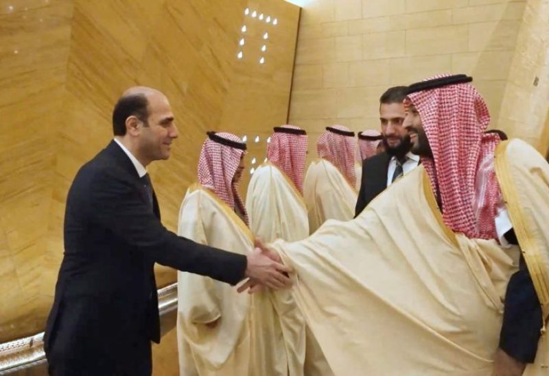 ولي العهد السعودي الأمير محمد بن سلمان يصافح حازم الشرع، شقيق الرئيس السوري أحمد الشرع، في الرياض، المملكة العربية السعودية، 2 فبراير 2025. رويترز