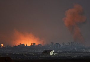 الدخان يتصاعد بعد غارة إسرائيلية على غزة. رويترز