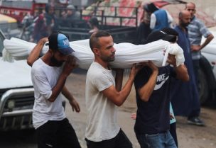 رجال يحملون جثة فلسطيني استشهد بنيران إسرائيلية أثناء محاولته الحصول على المساعدة، في مستشفى الشفاء بمدينة غزة، 26 يوليو 2025. رويترز