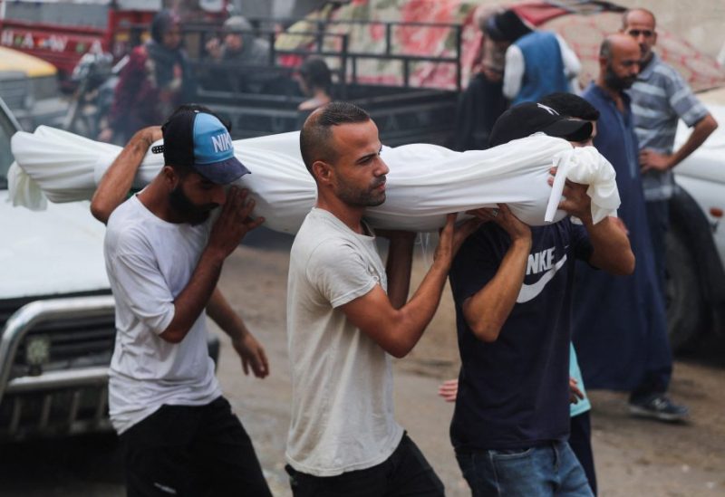 رجال يحملون جثة فلسطيني استشهد بنيران إسرائيلية أثناء محاولته الحصول على المساعدة، في مستشفى الشفاء بمدينة غزة، 26 يوليو 2025. رويترز
