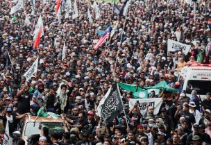 أشخاص يشاركون في مظاهرة تطالب باستقالة رئيس الوزراء الماليزي أنور إبراهيم في كوالالمبور، ماليزيا، 26 يوليو 2025. رويترز