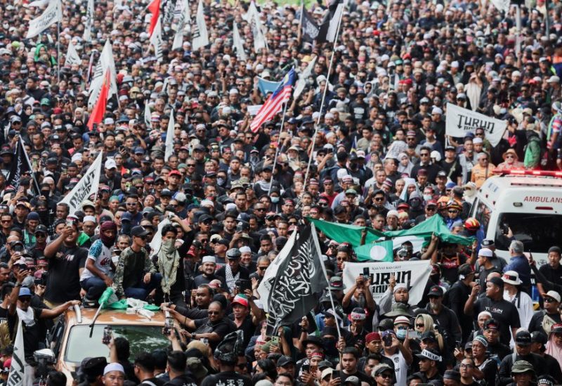 أشخاص يشاركون في مظاهرة تطالب باستقالة رئيس الوزراء الماليزي أنور إبراهيم في كوالالمبور، ماليزيا، 26 يوليو 2025. رويترز