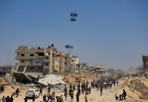 مساعدات إنسانية يتم إسقاطها جواً فوق غزة في 27 يوليو 2025. رويترز