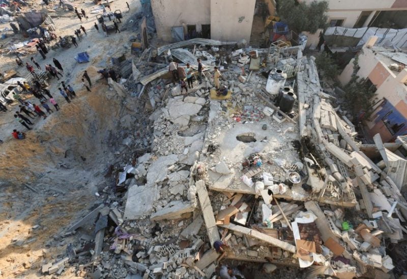 فلسطينيون يتجمعون في موقع غارة جوية إسرائيلية على منزل في خان يونس بجنوب قطاع غزة، 28 يوليو 2025. رويترز